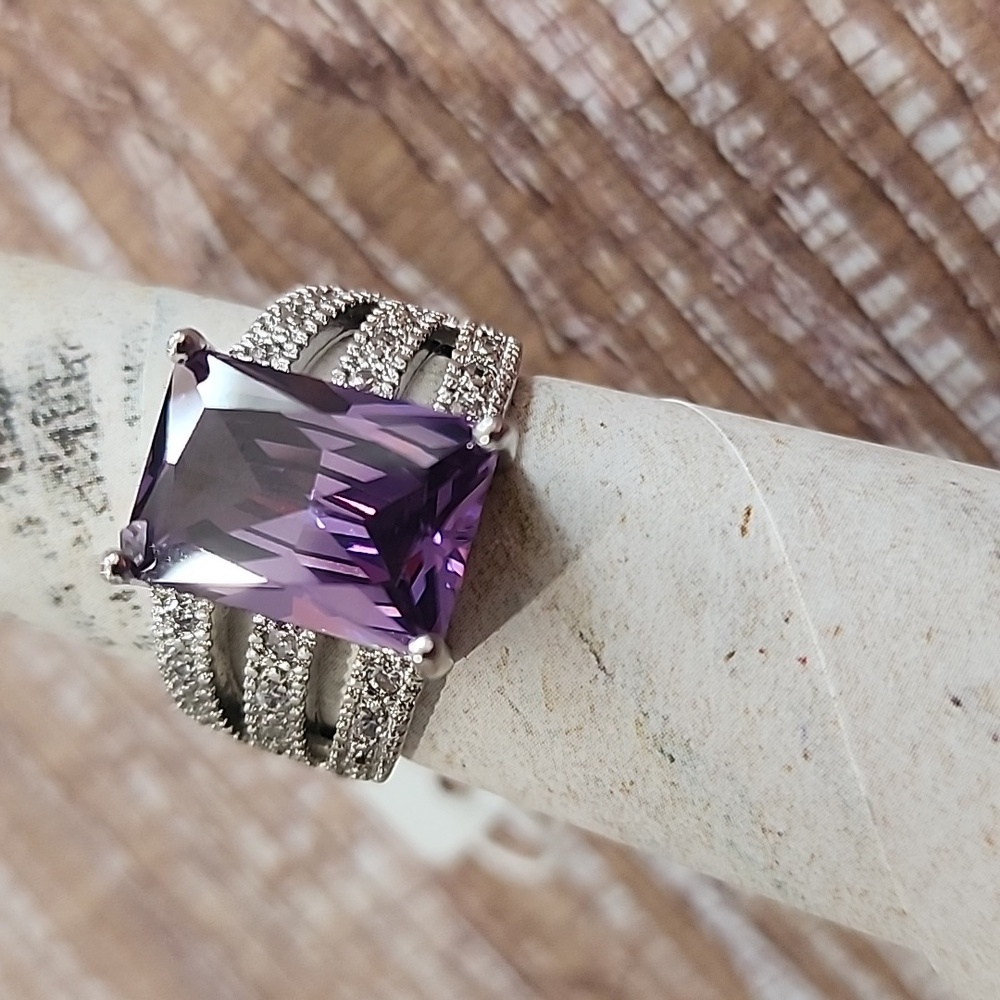 RING - Picture 1 of 7